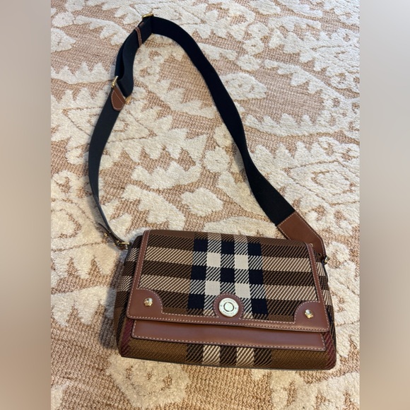 Great condition preloved burberry crossbody bag - Picture 1 of 12